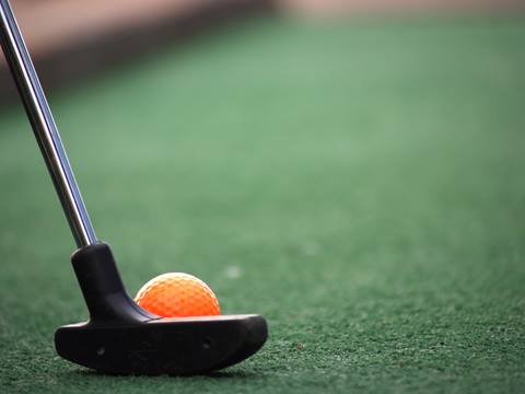 mini golf putting