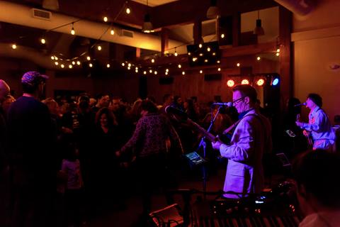 the grift playing to crowd in the gate house lodge