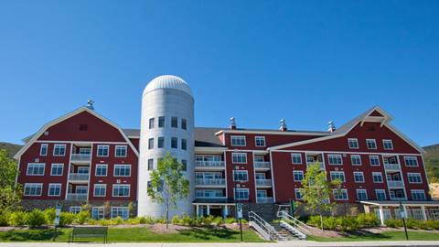 Business meets relaxation: traditional barn elements with modern amenities. 