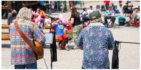 Live music in the spring courtyard at Sugarbush Resort