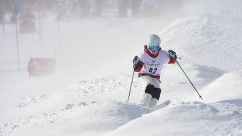 A kid skiing freestyle 