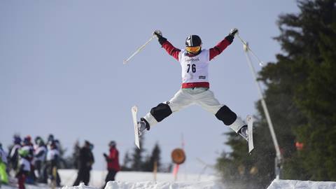A kid skiing freestyle 