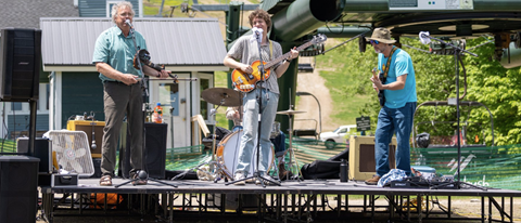 Guit Fiddle on stage at Pig Jig