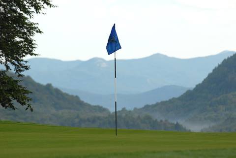 Close up of a flagstick on a golf course