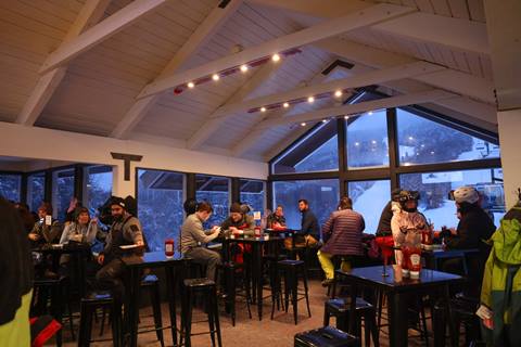 Group of people sitting at tables at the Glen House at Sugarbush Resort