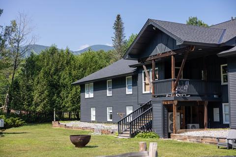 Exterior shot of the backyard of The Lodge at Lincoln Peak