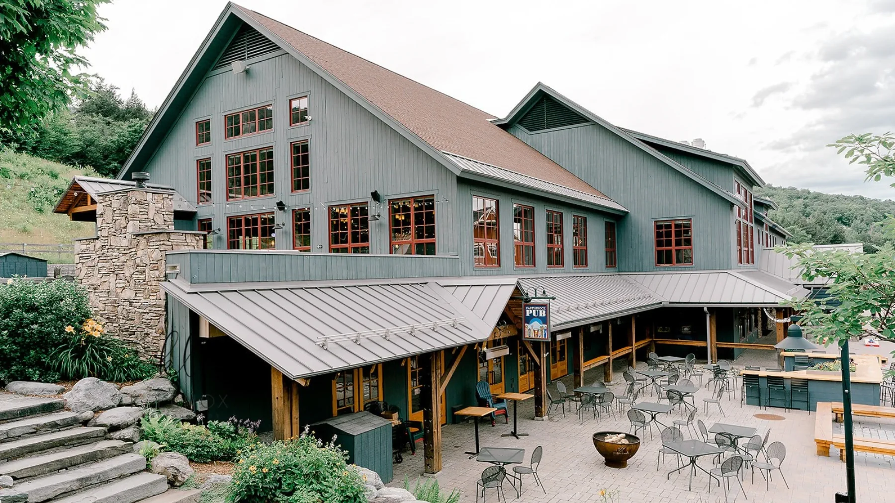 Exterior shot of the Castlerock Pub at Sugarbush Resort