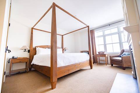 queen bed room in clay brook hotel