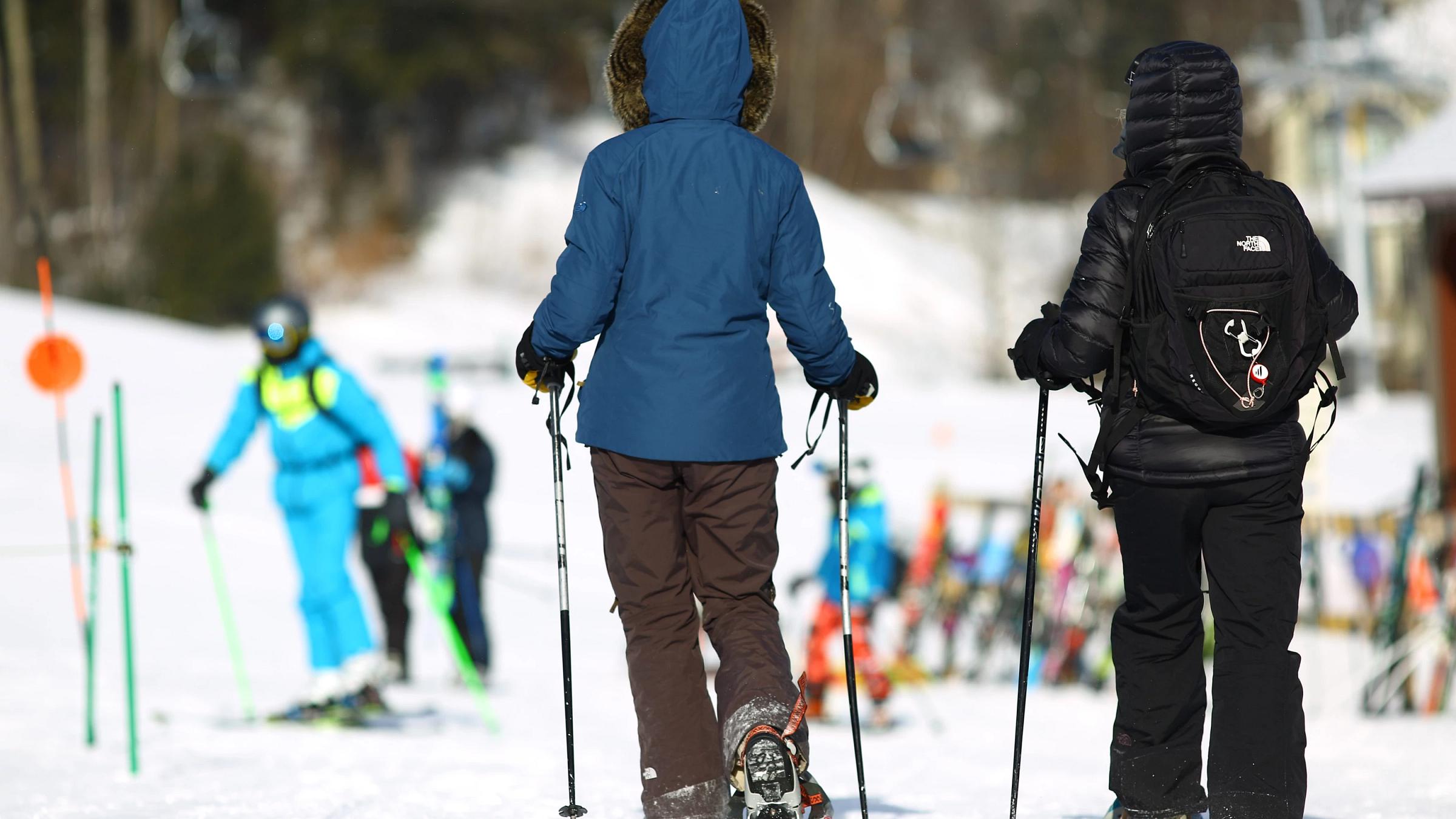 Two people showshoeing