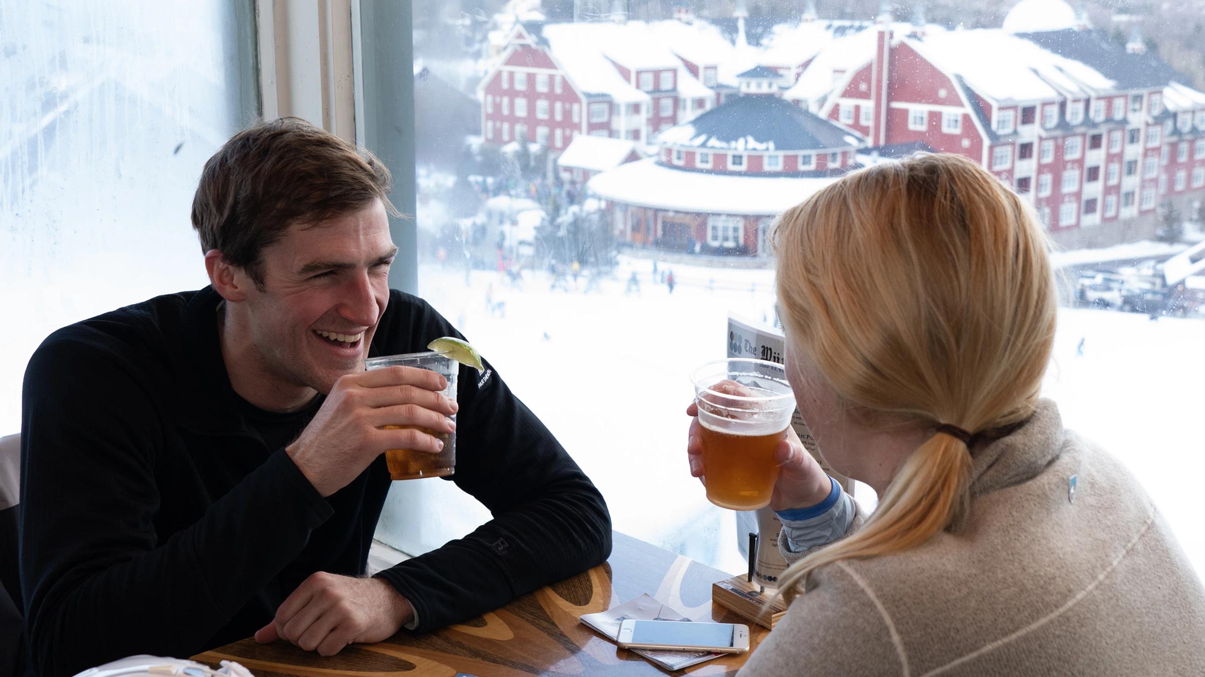 Couple drinking beers at Wunderbar